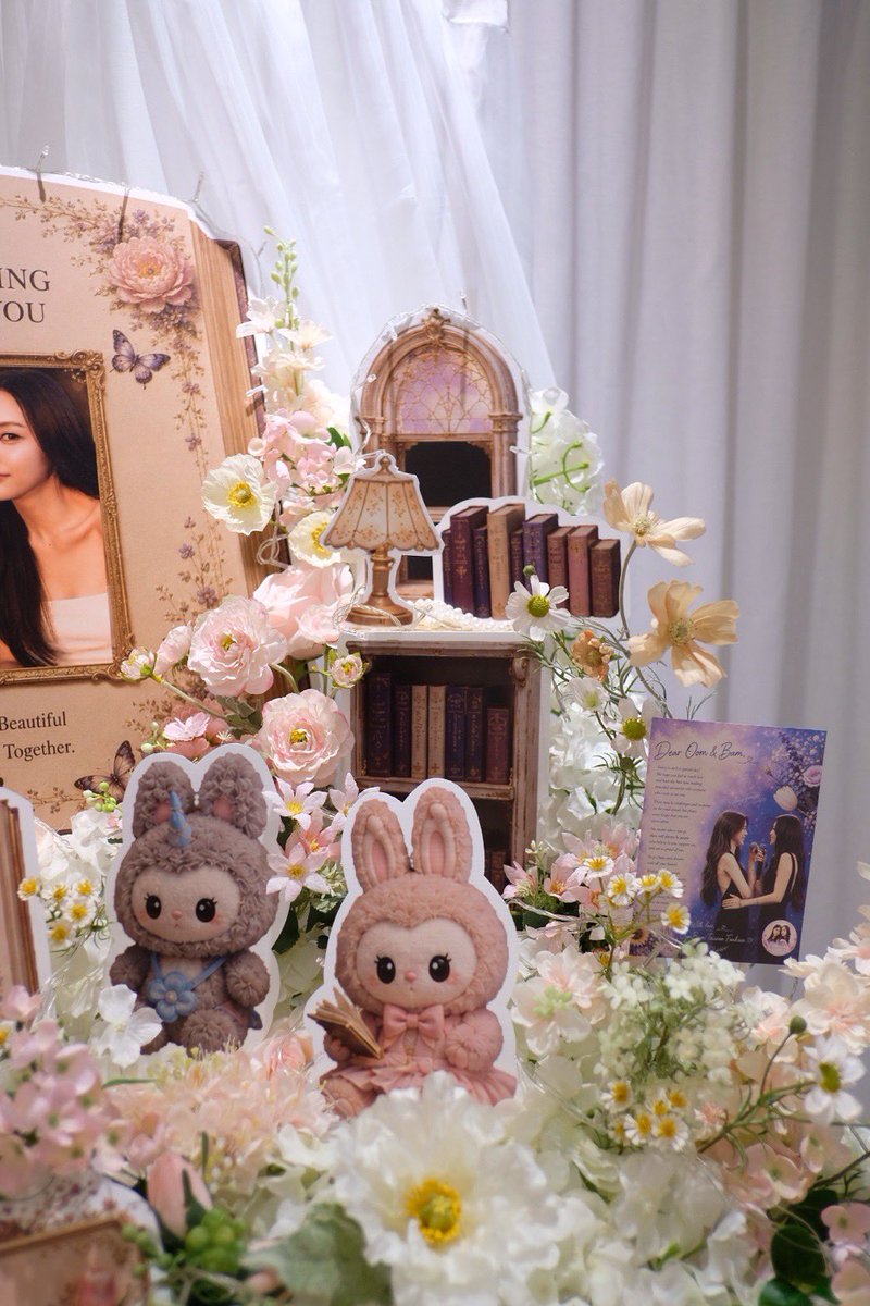 OomBamTW_base's tweet photo. 🌸📖
如果人生是一座花園，
每一次相遇，都是最美好的花開。

謝謝你們帶給我們無數溫暖與���動，
願未來依然有花香、有笑容，也有彼此相伴。

願我們的故事，如花朵般持續綻放，
一起迎接更多美好的相遇

BLOOMING DAY WITH OOMBAM

#OomBam1stFansign
#อุ้มแบม #OomBam
#BamSaralee #OomEisaya https://t.co/A8oqvYN8zc