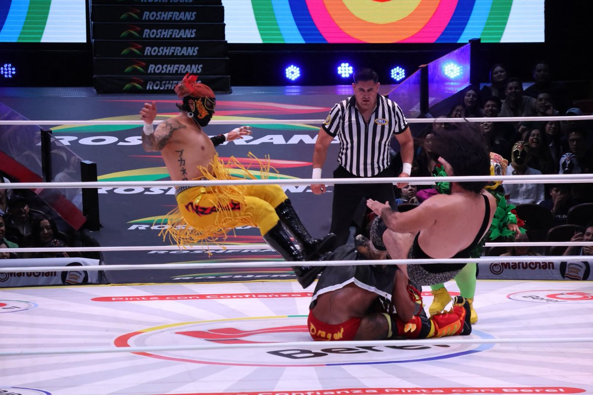 LaTijeraLucha's tweet photo. Triunfo a lo rufián‼️
#ZandokanJr y #BarbaroCavernario fingiendo un faul que no existió y que el referee #Grako no puedo observar, el “Rey del Mundo” y “El Cavernas” se llevan la victoria por descalificación ante #StarJr y #DragónRojoJr 🔥
latijeraluchalibre https://t.co/VyXsRseecN
