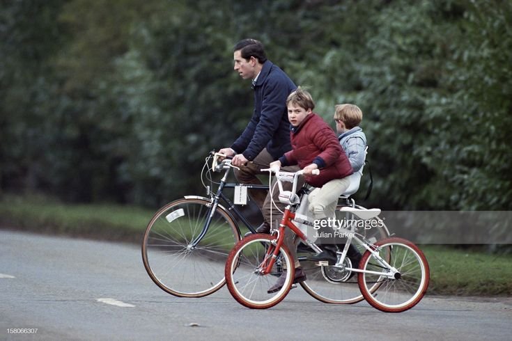 mari_2527's tweet photo. I've read so many people angry about a meeting that was bound to happen sooner or later. The difference is that it happened when the King wanted it and under his rules and conditions, not under the conditions of those who, for seven years, tried to impose their narrative. In the end, those who swore they needed nothing from the Royal Family ended up accepting the King's rules. They came crawling back.

After years of interviews, documentaries, a book filled with attacks,calling him a bad father, claiming he never took him for a bike ride, sowing doubts about his paternity, and accusing the institution of racism, accusations and defamation that also targeted the Princess of Wales and were amplified by the book by former Harkles spokesman Omid Scobie, the meeting finally took place. There were no photos, no exclusives, no leaks, and no media spectacle. It was a private meeting. Exactly as it should have been.

And that says a lot. Because if the real goal was for those children to meet their grandfather, that moment had to happen away from the cameras and the media frenzy. Children are not responsible for their parents' decisions or the narratives their parents have constructed over the years to portray themselves as victims.

The most interesting thing is that this week some people had been repeating the exact same argument for days: that Charles was a bad father, a racist, that their idols didn't need the King and the evil RF because they already had another family that loved them. Well, reality has done its work again. Another narrative crumbles.

Camilla's presence was also significant. After being the target of countless personal attacks, she stood by the King, supporting him. A gesture of unity after years of public denigration.

And no, this doesn't mean the King betrayed William either. That's another narrative that should be erased. William is a mature man. He perfectly understands the difference between a family decision and an institutional one. He doesn't need to tell his father who he can meet with. He respects Charles and the decisions he makes as a father and grandfather, and he's obviously supporting him. That's precisely what a mature person does, not someone driven by resentment or ego.

What also remains unchanged is Harry's status. He relinquished his official role, and a private meeting doesn't alter that. The King received him as a father, not as a monarch, granting him privileges or anything of the sort. That distinction will continue to exist.

In the end, those who for years insisted they didn't need the Royal Family ended up accepting the King's conditions. No cameras. No exclusives. No media circus. And perhaps for some, that's the most disappointing thing: that, once again, reality far surpassed the narrative they may have had prepared. Well done!