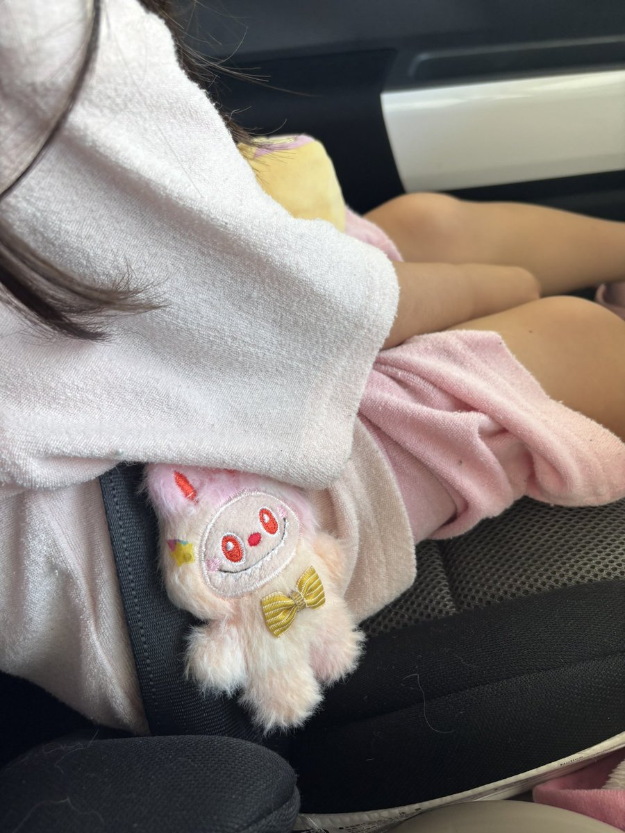 chikichi0824's tweet photo. まゆちをちゃんと身につけて出かけるのかわいい https://t.co/HtyNKXLYKF