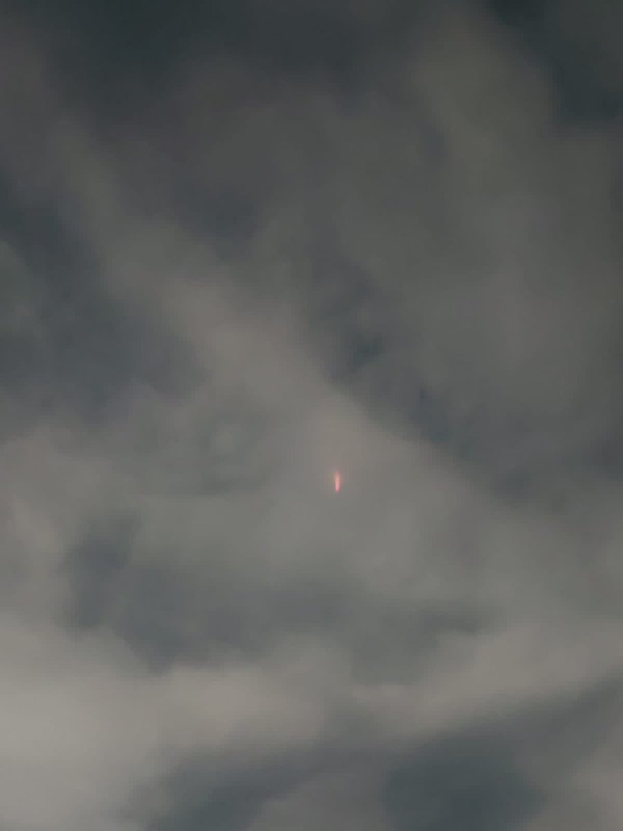 bee_mine2024's tweet photo. Alguien en Ciudad de México está viendo esta luz roja alargada en el cielo? Qué creen que sea? Se mueve lentamente, se alarga y se reduce https://t.co/koqy1IJUKL