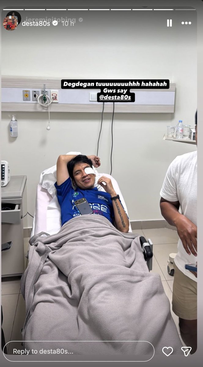insidefolkative's tweet photo. Momen tak terduga terjadi saat Desta mengikuti Turnamen FIP Jakarta pada Jumat (10/7). Dalam pertandingan tersebut, bola hasil pukulan rekannya secara tidak sengaja mengenai bagian matanya hingga menyebabkan cedera.

Lewat unggahan di media sosial, Desta menjelaskan bahwa insiden itu mengakibatkan pendarahan pada lensa mata. Kondisi tersebut membuatnya harus menjalani penanganan medis dan membutuhkan waktu untuk proses pemulihan.