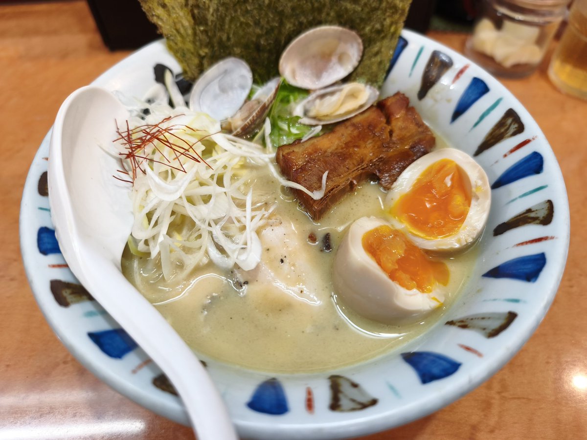 ishikibu's tweet photo. 濃厚貝出汁全部のせラーメン＠とんこつラーメン 七志  #ラーメン  #ラーメンの日 https://t.co/ChufzKtBIv
