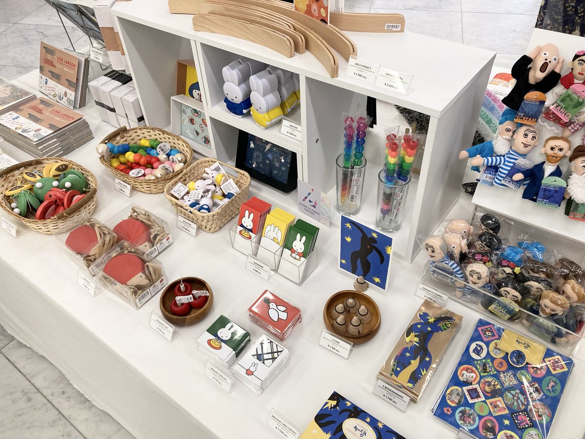 ncam_ms's tweet photo. 本日より、名古屋市美術館にて特別展「 #スウェーデン・テキスタイル 」が開幕しました🇸🇪

常設ミュージアムショップでは、展覧会に合わせて、ポップでカラフルなグッズを展開しております。
また、スウェーデンや北欧に関する書籍もご用意しております。

ぜひ、お立ち寄りくださいませ🌿🐛 https://t.co/R3ortB0fb0