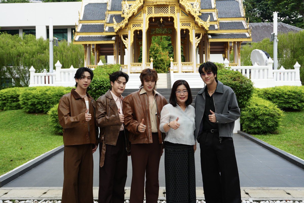 GMMTV's tweet photo. A truly proud moment! 🇹🇭✨
Nanon Korapat and FLIO (Louis, Ford, Fluke) who had the distinct honor of meeting H.E. Mrs. Waraphannee Damrongmanee, Ambassador of Thailand to Singapore, and presenting a souvenir from GMMTV.
As Thai artist representatives participating in the Thai Festival in Singapore 2026, this is a tremendous honor for both the artists and GMMTV.

“นนน กรภัทร์, และวง FLIO (หลุยส์, ฟอร์ด, ฟลุ๊ค) ได้รับเกียรติให้เข้าพบกับ นางวรพรรณี ดำรงมณี เอกอัครราชทูต ณ สิงคโปร์ และมอบของที่ระลึกจาก GMMTV เนื่องจากเป็นตัวแทนศิลปินไทยที่เข้าร่วมงาน 
Thai Festival in Singapore 2026 ถือเป็นเกียรติอย่างสูงกับศิลปิน และบริษัท GMMTV

#ThaiFestSG 
#ThaiFestSG2026xNanon #mynameisnanon @mynameisnanon 
#ThaiFestSG2026xFLIO #FLIO @FLIO_official @Louis_Thanawin @ffordful @nutanonts_ 
#GMMTV