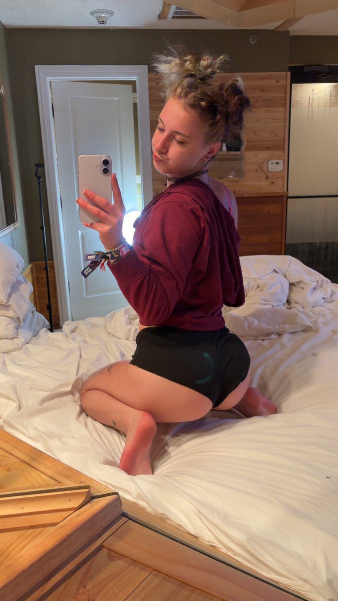 katmp4_'s tweet photo. I look like the kind of pretty that makes people type then delete https://t.co/6uifjNxNoC