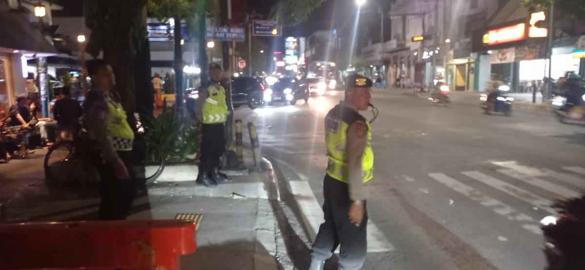 Humaspolse71553's tweet photo. Polsek Ngampilan Polresta Yogyakarta lakukan pengaturan lalu lintas antisipasi Kemacetan.Jumat malam,10/07/2026.

Dengan adanya kegiatan Nok Koma di Nol Kolometer Yogyakarta personel Polsek Ngampilan Polresta Yogyakarta melaksanakan pengaturan lalu lintas di sp3 PKU Muhammadiyah https://t.co/RtgAIutPRz