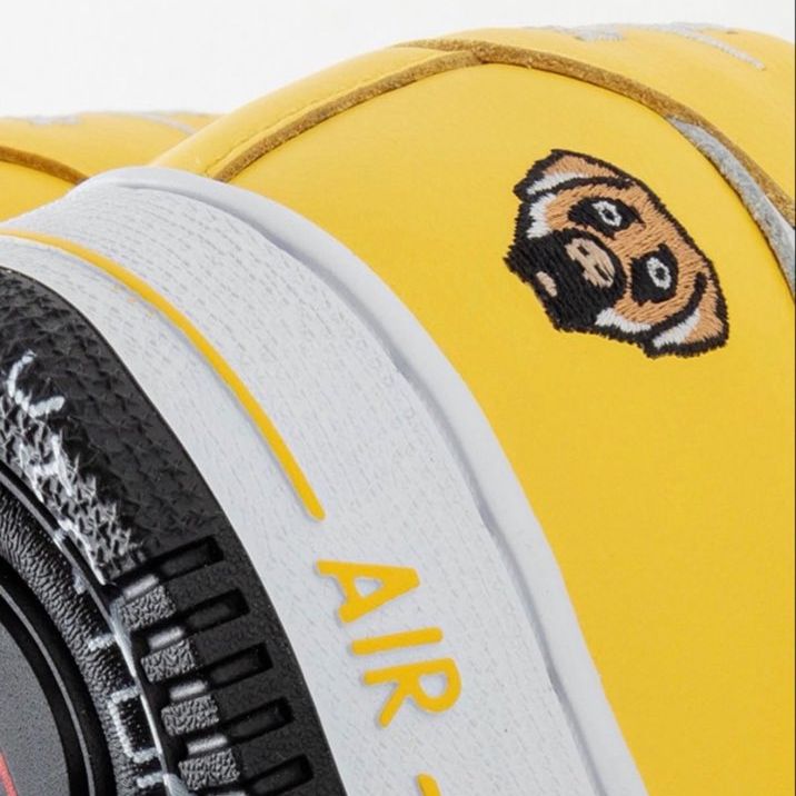 KicksFinder's tweet photo. LeBron James was spotted wearing the upcoming Victor Victor x Nike Air Force 1 '01 "Yellow Zest" at Jay-Z's Yankee Stadium concert 💛🐶

📸 @djkhaled https://t.co/Vkcw7uK0KQ
