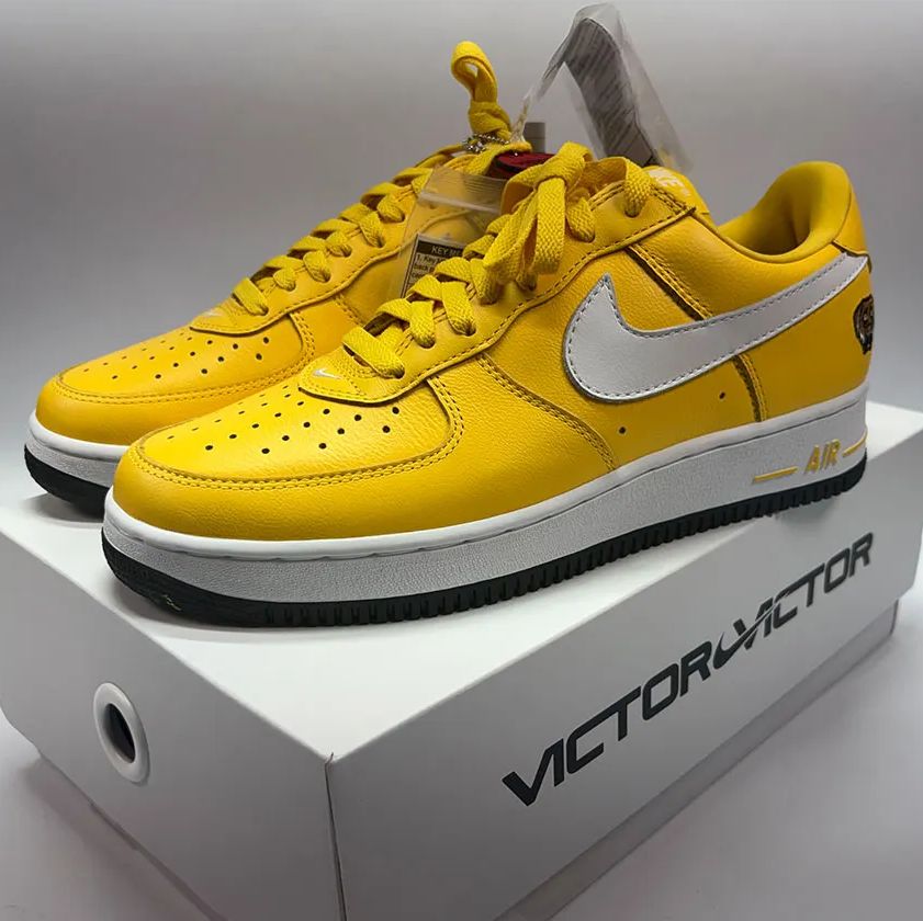 KicksFinder's tweet photo. LeBron James was spotted wearing the upcoming Victor Victor x Nike Air Force 1 '01 "Yellow Zest" at Jay-Z's Yankee Stadium concert 💛🐶

📸 @djkhaled https://t.co/Vkcw7uK0KQ