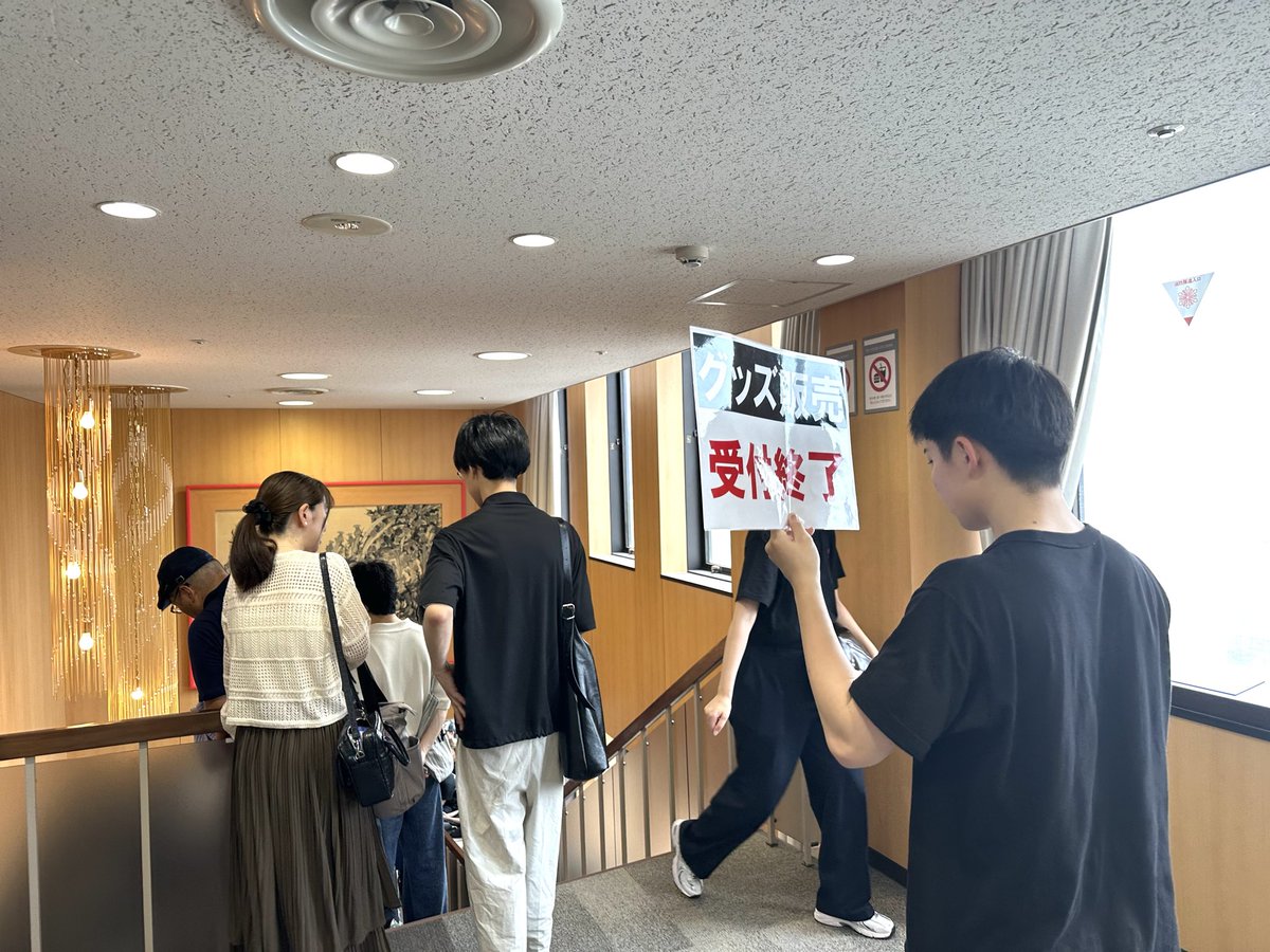 kuki_tandoku's tweet photo. 仙台13時の回

グッズが人気すぎて、開演前の販売は途中で終了させて頂きました🙇
終演後も販売します！
#空気階段まるまるまる

通販は⇩⇩
https://t.co/TdTRX9FbOu https://t.co/3EDAFCadGL