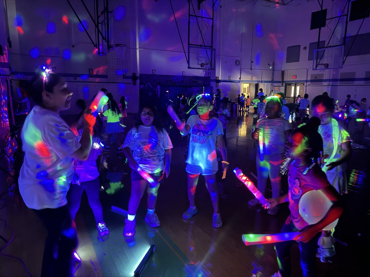 RISDxPlore's tweet photo. Fun FriYay was a hit! Students put on a glowing performance and then celebrated their hard work with an exciting glow dance party! ๐ถ๐ What a fun way to end the week! #RISDdreambig #GlowParty #GlowConcert @katyphinney @kristinleeper9 @IamBranum https://t.co/UTFC2E8eZj