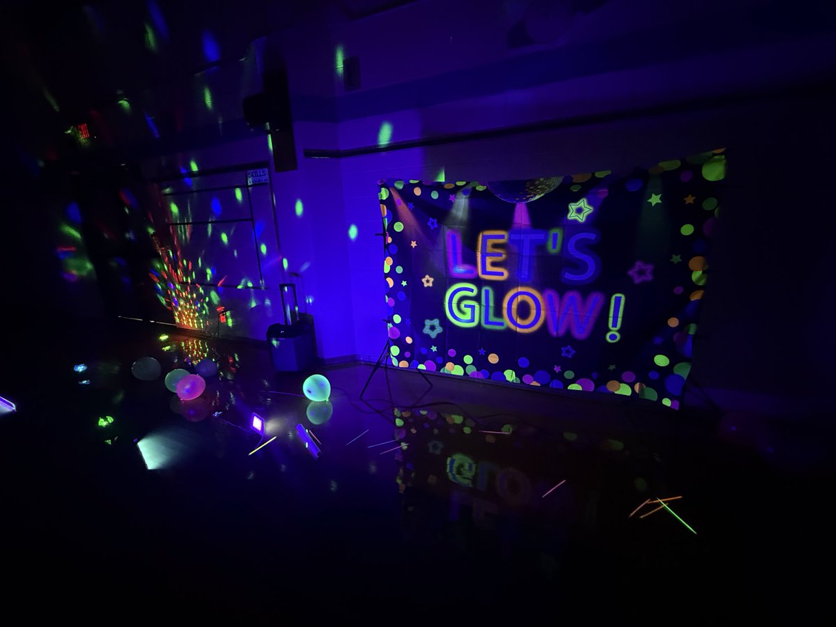 RISDxPlore's tweet photo. Fun FriYay was a hit! Students put on a glowing performance and then celebrated their hard work with an exciting glow dance party! ๐ถ๐ What a fun way to end the week! #RISDdreambig #GlowParty #GlowConcert @katyphinney @kristinleeper9 @IamBranum https://t.co/UTFC2E8eZj