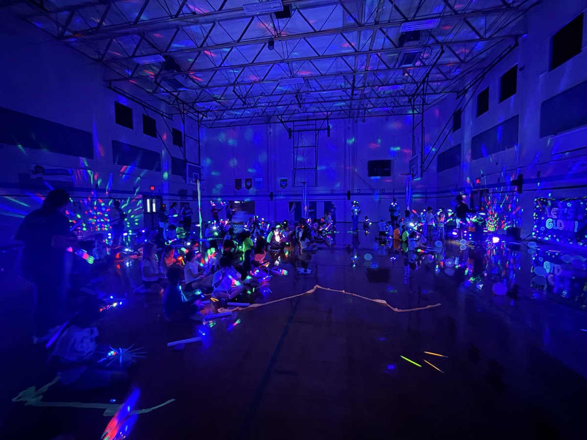 RISDxPlore's tweet photo. Fun FriYay was a hit! Students put on a glowing performance and then celebrated their hard work with an exciting glow dance party! ๐ถ๐ What a fun way to end the week! #RISDdreambig #GlowParty #GlowConcert @katyphinney @kristinleeper9 @IamBranum https://t.co/UTFC2E8eZj