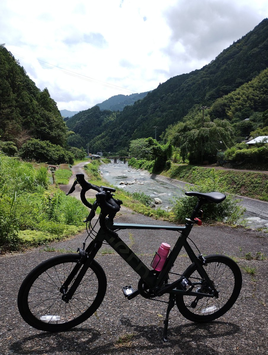 aqueax's tweet photo. 今日は山を散策ライド。
揚げパンをお供に、アイスコーヒーで休憩。

新しいコースを開拓できなかったのは残念だけど、木陰でそよ風を受けながらコーヒーを飲めたから、良しとするか。

#tern
#surge
#ミニベロロード https://t.co/rhT7klnqtw