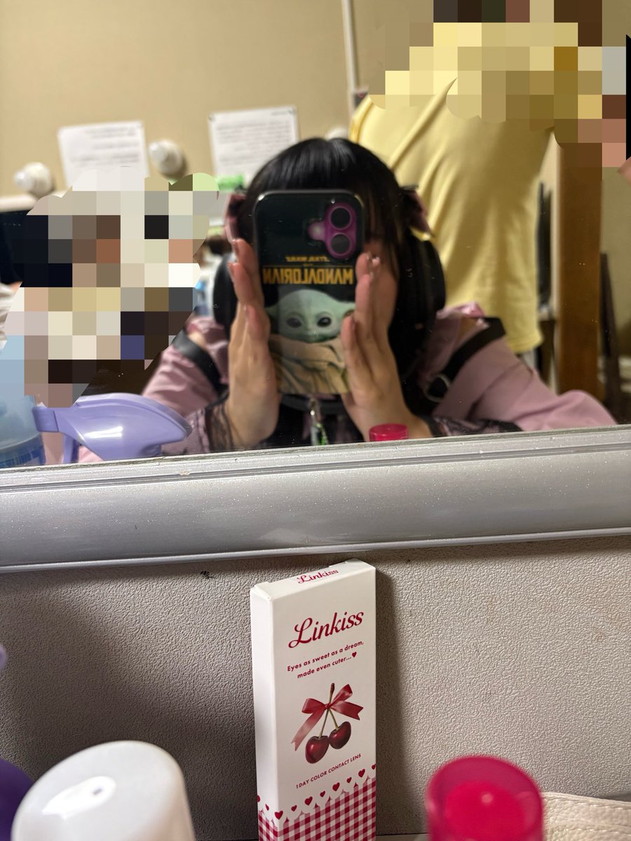 Y7wT2i's tweet photo. 今からマチネです💖💖音楽を聞いてるのに邪魔されて愉快な楽屋です🎶フォースと共にあれ🤟🏻

 #皆幸せ https://t.co/wR8iJSqmfW