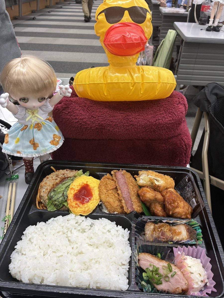 komakidoll's tweet photo. #小牧ドール 開催中です！
お弁当配られました😋🍴🍱♬*
今回もボリューミー🎶 https://t.co/IhYvEVXsqo