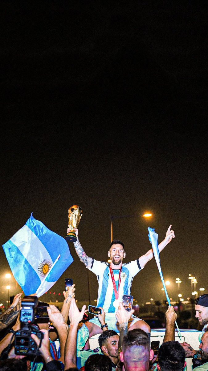 AdriRiverr's tweet photo. De bandera, la ilusión
y preparando la acción
que la cordura no tiene oferta

Que con instinto animal, sabes
Hay muchas fieras para domar
por eso mismo muere de pie https://t.co/9nnPpp4PId