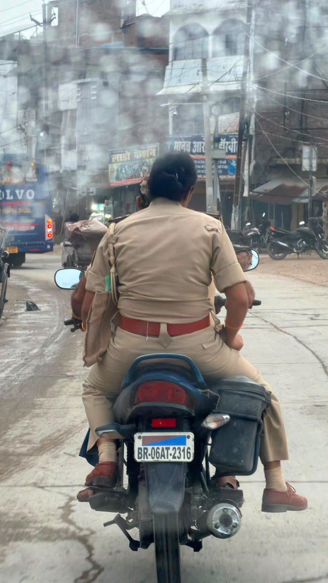 WasimAkramTyagi's tweet photo. महोदय @bihar_police कृपया बताने का कष्ट करें कि हेलमेट पहन कर दुपहिया वाहन चलाने की जिम्मेदारी केवल जनता की है या पुलिस वाले भी हेलमेट पहन कर गाड़ी चलाएंगे? वीडियो कल वैशाली की है। क्या इन पुलिसकर्मियों का भी ऐसे ही चालान काटा जाएगा जैसे आम नागरिकों का काटा जाता है? 
@SpVaishali https://t.co/KdNb0DWuWC