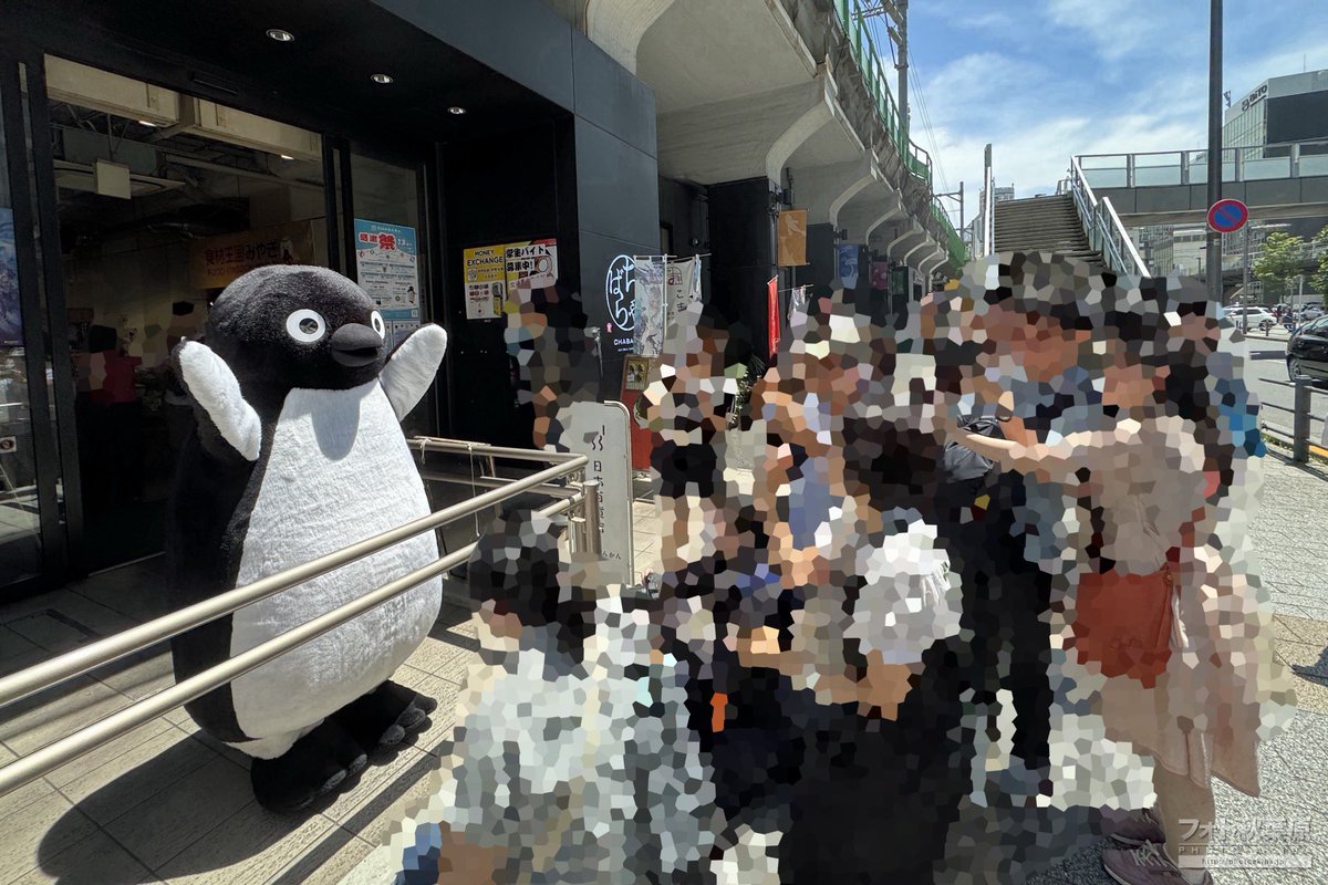 PhotoAkiba's tweet photo. 秋葉原の「ちゃばら」にSuicaのペンギン🐧さんが登場。ヨチヨチ歩く姿がメチャメチャかわいい！！
今日は14時・15時半・17時にも来るそうです。(お買い物でグッズも貰える) https://t.co/roR00ODs3b