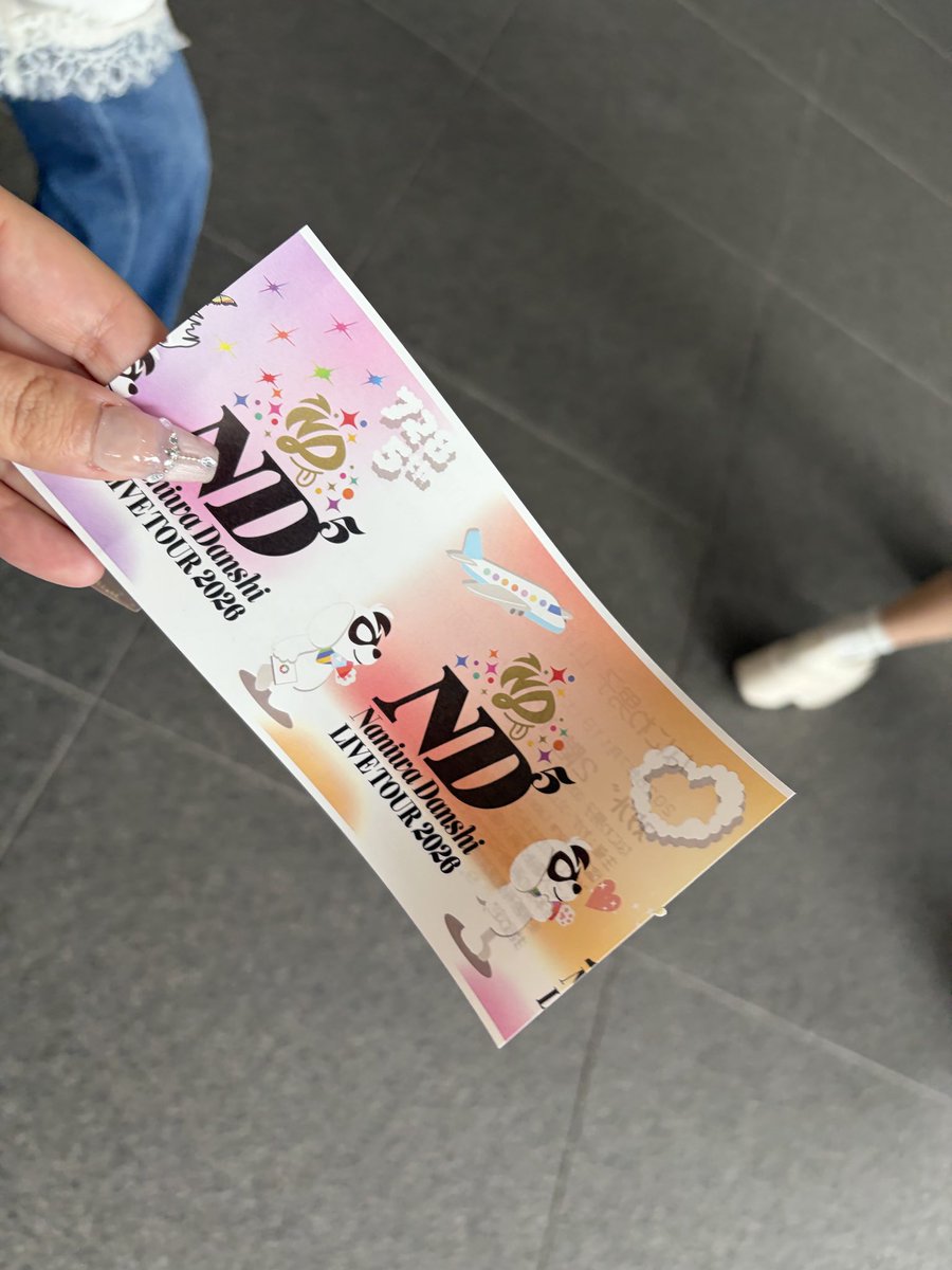 SPL__mc's tweet photo. 【なにわ男子 ND5 北海道 初日 7/11 レポ】
チケット裏面めっちゃ可愛い！
なにわんだーくんが歩いてて
728、5周年の☁️もある！
1stLOVEっぽい飛行機も飛んでる！！
とっても楽しみ🥹🥹💗💗
#なにわ男子
#なにわ男子_ND5 https://t.co/ifIU1bKqhZ