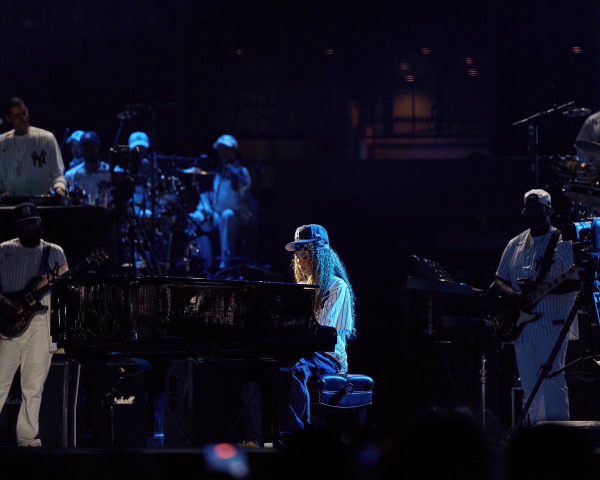 _dereondiva's tweet photo. 4k photos of #JAYZ 30 from Beyoncé's website https://t.co/qnrjWqUvxt