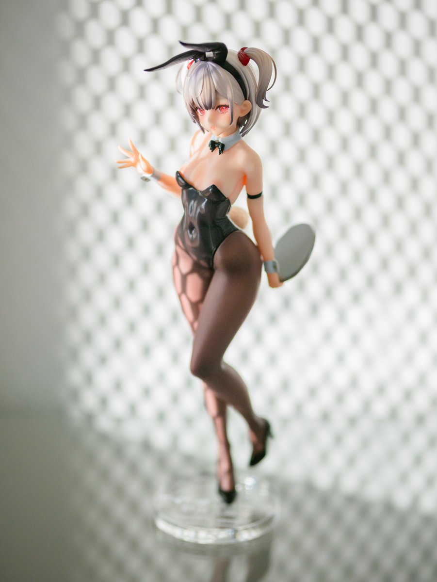UtakaneYotsuko's tweet photo. 宜家这小柜子改造之后意外的不错。
虽然作为展示柜两侧用铁网=直接和防尘说再见，必须后期自己塞两片亚克力板做防尘。
但是这铁网在阳光斜射下的光影简直绝了，倒影在黑丝大腿上秒变物理学“网袜”。
以至于把胶女人放进去愣是有种奇妙又色情的“监禁感”。

-ikea：伟大的情趣家具品牌。- https://t.co/WXlvk7hZvA
