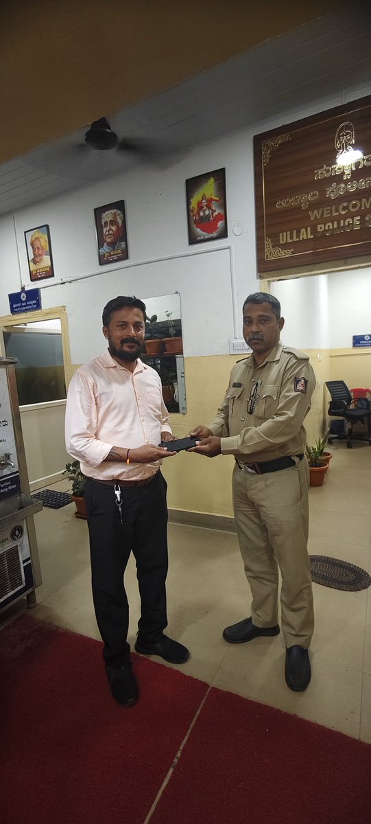 ullalmgc's tweet photo. ಉಳ್ಳಾಲ ಪೊಲೀಸ್ ಠಾಣೆಯಲ್ಲಿ ದಾಖಲಾಗಿದ್ದ ದೂರಿಗೆ ಸಂಬಂಧಿಸಿದಂತೆ ಕಳೆದು ಹೋದ ಮೊಬೈಲ್ ಗಳನ್ನು CEIR ಪೋರ್ಟಲ್ ಮುಖಾಂತರ ಪತ್ತೆ ಮಾಡಿ ಸಂಬಂಧಪಟ್ಟ ವಾರಸುದಾರರಿಗೆ ಹಸ್ತಾಂತರಿಸಲಾಯಿತು.@compolmlr @acpsouthmgc https://t.co/x7871zTBg3