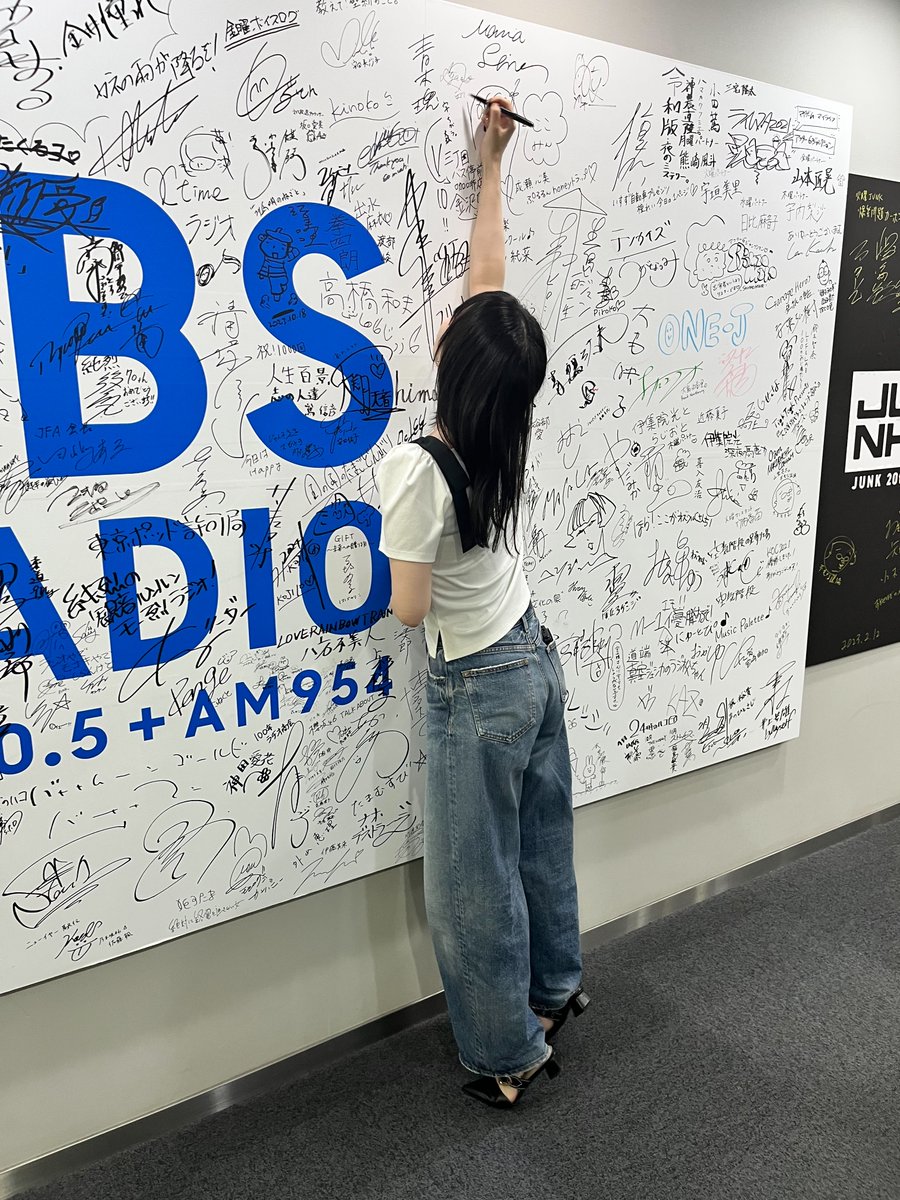 生放送前にTBSラジオのサインボードに 2人でサインを書きました