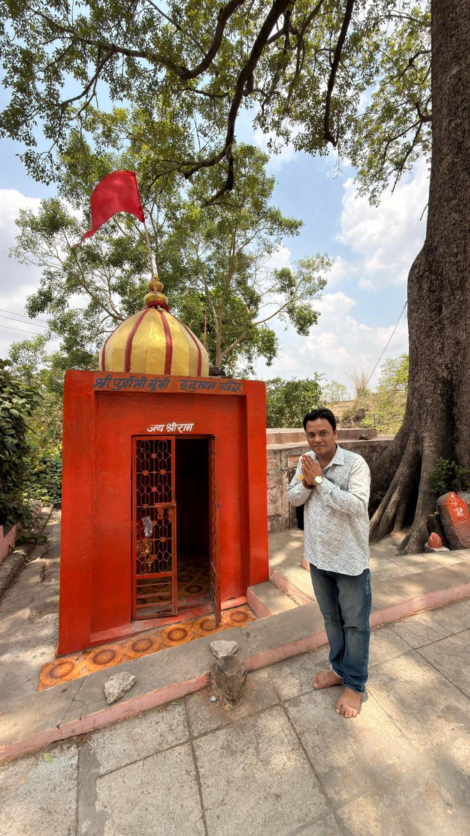 AshvinAKumarINC's tweet photo. ॐ नमो हनुमते रुद्रावताराय सर्वशत्रुसंहारणाय।
सर्वरोग हराय सर्ववशीकरणाय रामदूताय स्वाहा॥ 

हे प्रभु हनुमानजी इन चंदा चोरो को सद्बुद्धि दीजिये...।

#चंदाचोरी #अयोध्या #राममंदिर_चोरी 
#शुभ_शनिवार #हनुमानजी https://t.co/kUUrEQh0S8