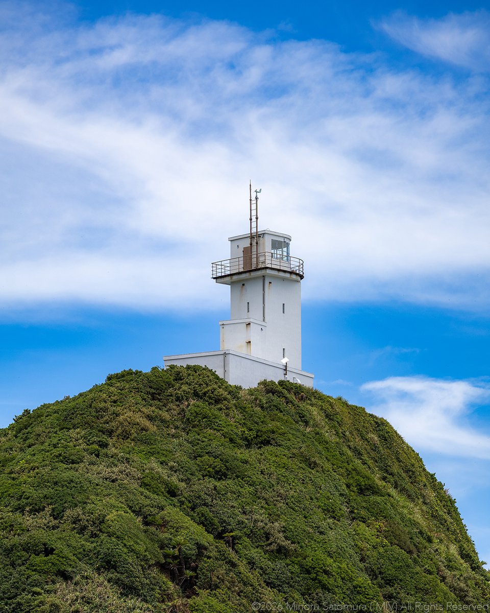 minoru08's tweet photo. #一人旅 #旅行券 

晴れた日の笠利町・用（よう）集落、長浜。

透き通る海と、さらさらの砂。
青い海を眺めながら、のんびり過ごしたくなる場所です。

トイレ・シャワー・駐車場はありません。
約1.5km北へ進むと「夢をかなえるカメさん」があり、そちらにはトイレがあります。さらに先には、奄美大島最北端の笠利崎灯台も。

便利ではないけれど、個人的にお気に入りの海です。