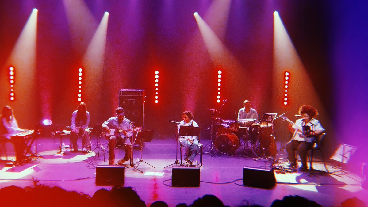 tcharmless's tweet photo. sinto que a banda tuyo veio ao mundo (e à minha vida) para simplesmente curar e deixar tudo ameno e perfeito como que pode um showzinho lindo desse tuyo canta milton você fez mais do que qualquer um poderia 😭🥹✨🤍 (agora é passar uma semana ouvindo milton nascimento né !) https://t.co/b5gZDXaYN1