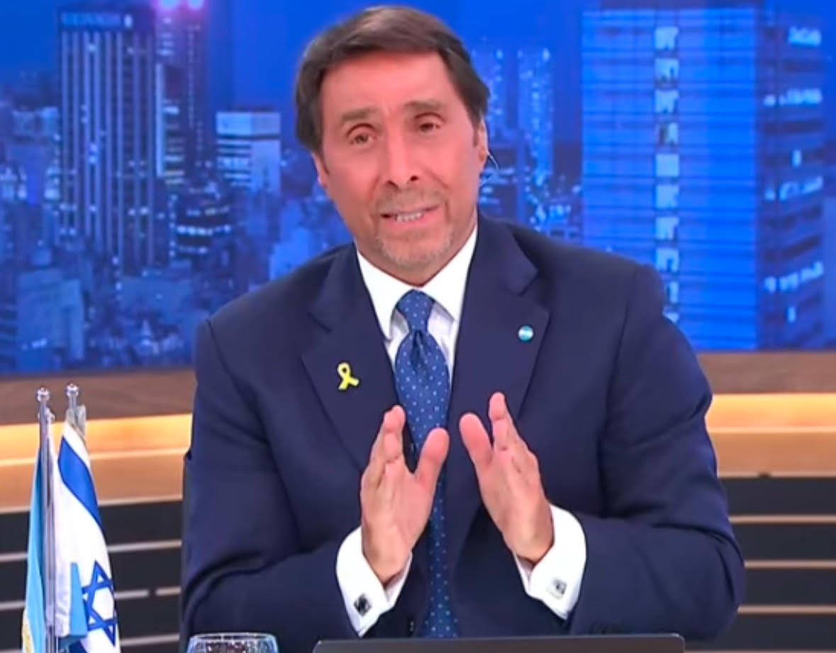 MartnPeiretti1's tweet photo. 🚨⛔️⚠️ Eduardo Feinmann, el fascista que se enoja porque hay personas en Argentina que utilizan la bandera de Palestina para defender la lucha de un pueblo oprimido, es el mismo Feinmann que en su programa pone la bandera del Estado asesino de Israel al lado de la de Argentina. https://t.co/HfjgUkcDeJ