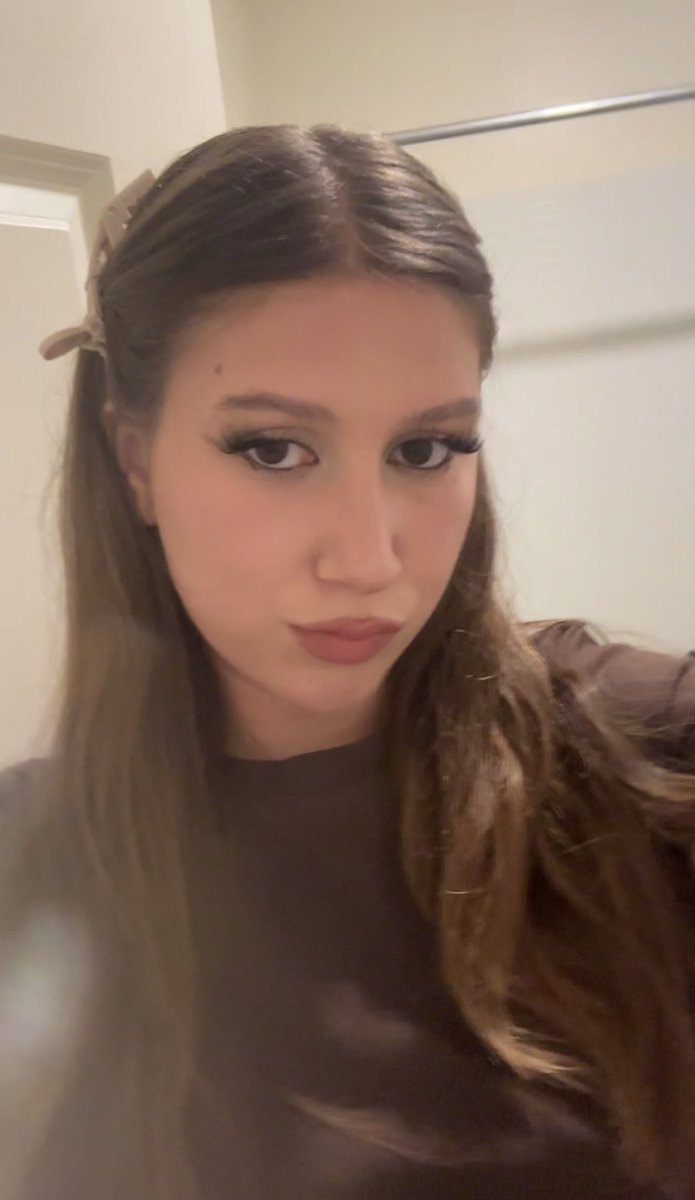 traumacchiato's tweet photo. Hair up vs down 🦌 https://t.co/qTFn73zrdW