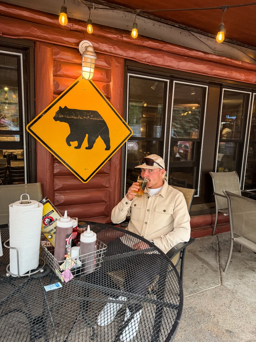ValtteriBottas's tweet photo. Bearly had time for a beer 🍺🐻

📷 @tiffanycromwell https://t.co/tHXjIZbENi