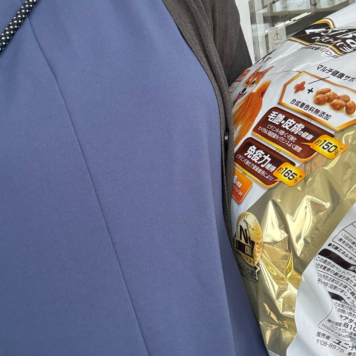 mtk99hk's tweet photo. 午前中はわんこのご飯を買いに、運転練習も兼ねてホームセンターへ🚗
この網目が細かいカーディガン、何度もひっかけちゃって穴開いた、、。ショックすぎる。こういう系はもう買わないわ、、 https://t.co/qPpysKUq6R