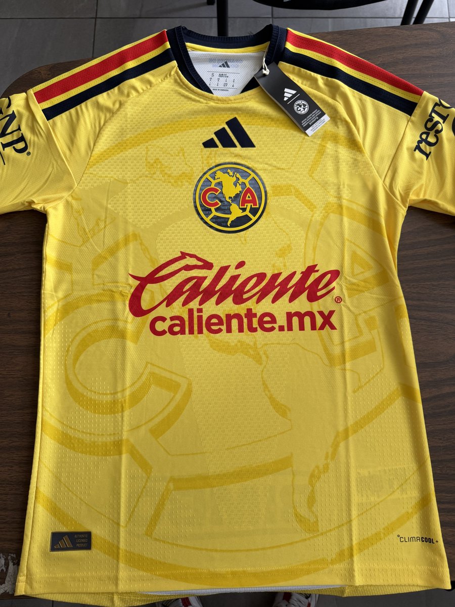 tixwilx1916's tweet photo. Debo decir que no me gustaba mucho el concepto por que me parecía una copia mal hecha del 99 (?) pero la verdad es que el nuevo jersey de local es perfecto, es hermoso 💛 https://t.co/uf52YAdqff