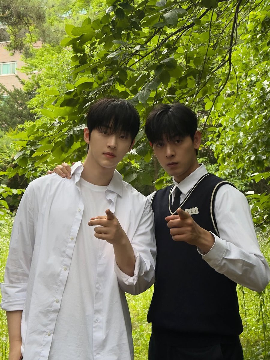 frommoons's tweet photo. 거뱀어랑 일예보의 만남 
세계관 충돌 맥스임🙄 https://t.co/JxnYfwUeju