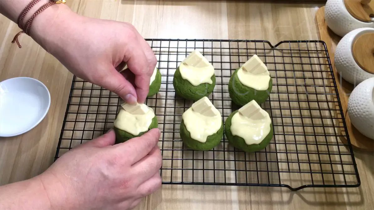 SaraStreib's tweet photo. Just had the perfect mid-work snack—warm matcha scone oozing with white chocolate, crumbs everywhere, and a frothy latte to dip it in. Pure little joy ， https://t.co/wd73wqxugN