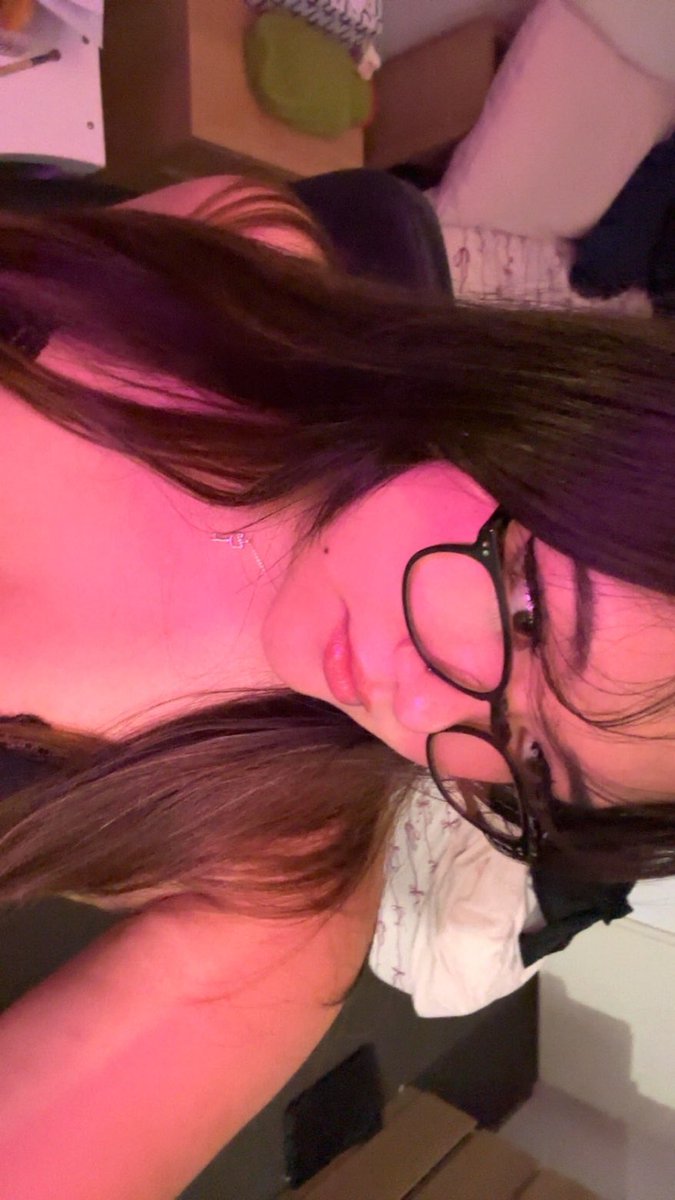 TSSCASE's tweet photo. do you like girls with glasses? 🤓 https://t.co/6qpHxnIXoB