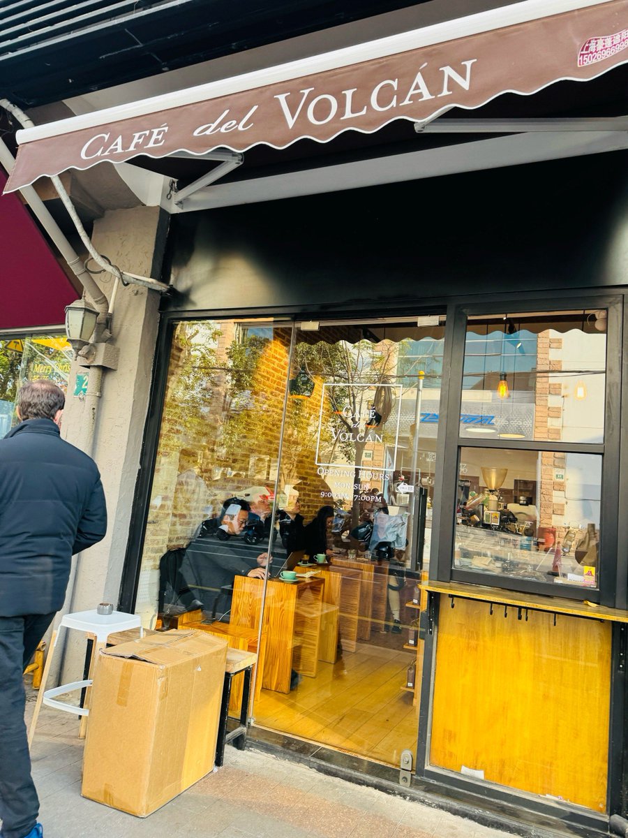 uunplugged's tweet photo. Just bumped into an old work friend at the café—laughed over our favorite coffee order from back in the day, turns out we both still hate meetings! Small, perfect catch-up. https://t.co/1Zs3rYOPfJ