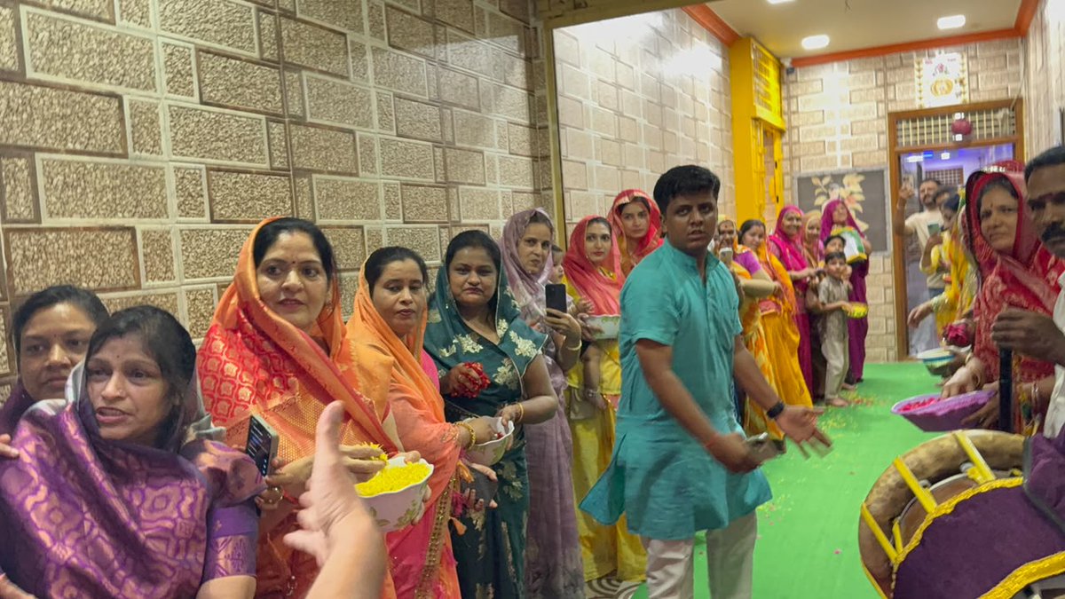 bageshwardham's tweet photo. भक्त के घर पधारे पूज्य सरकार, ढोल-नगाड़ों और जयघोषों के साथ हुआ भव्य स्वागत https://t.co/SiLEXjslk6