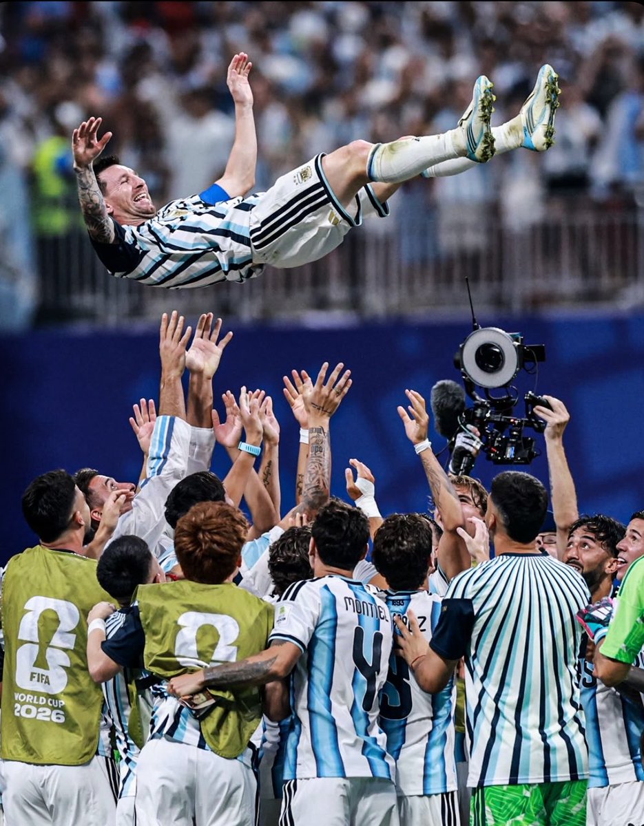 marbarkin's tweet photo. Pase lo que pase, gracias por hacernos creer que todo era posible.
Ojalá todavía no sea el último.

Nos quieren afuera. Nos quieren de rodillas. Nos quieren llorando. Qué poco nos conocen.

Jugá y disfrutá, Leo. La ilusión la cargamos entre millones. Vos nunca vas a caminar solo. https://t.co/VQfVH0uBam