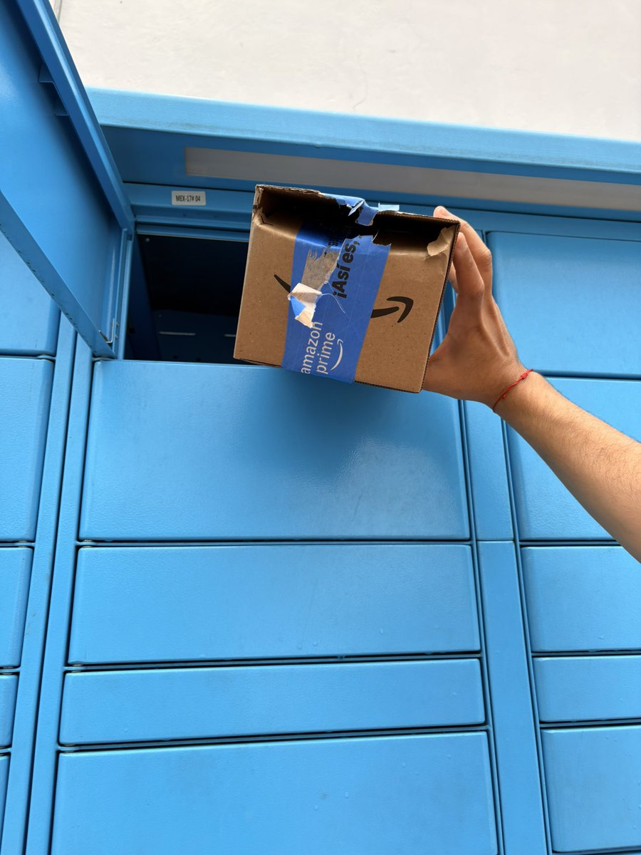 SauulFl's tweet photo. @PachucaVIVE @amazon @amazonmex @AmazonHelp @Profeco @AtencionProfeco Son de verdad una asquerosidad! No se quieren hacer responsables por la gente que subcontratan. 

Lo bueno fue que el paquete llegó a un #AmazonLocker. Si no hubiera sido así, se hubieran lavado las manos, porque igual me dijeron que el paquete salió bien de su localidad. https://t.co/4KROKwZd93