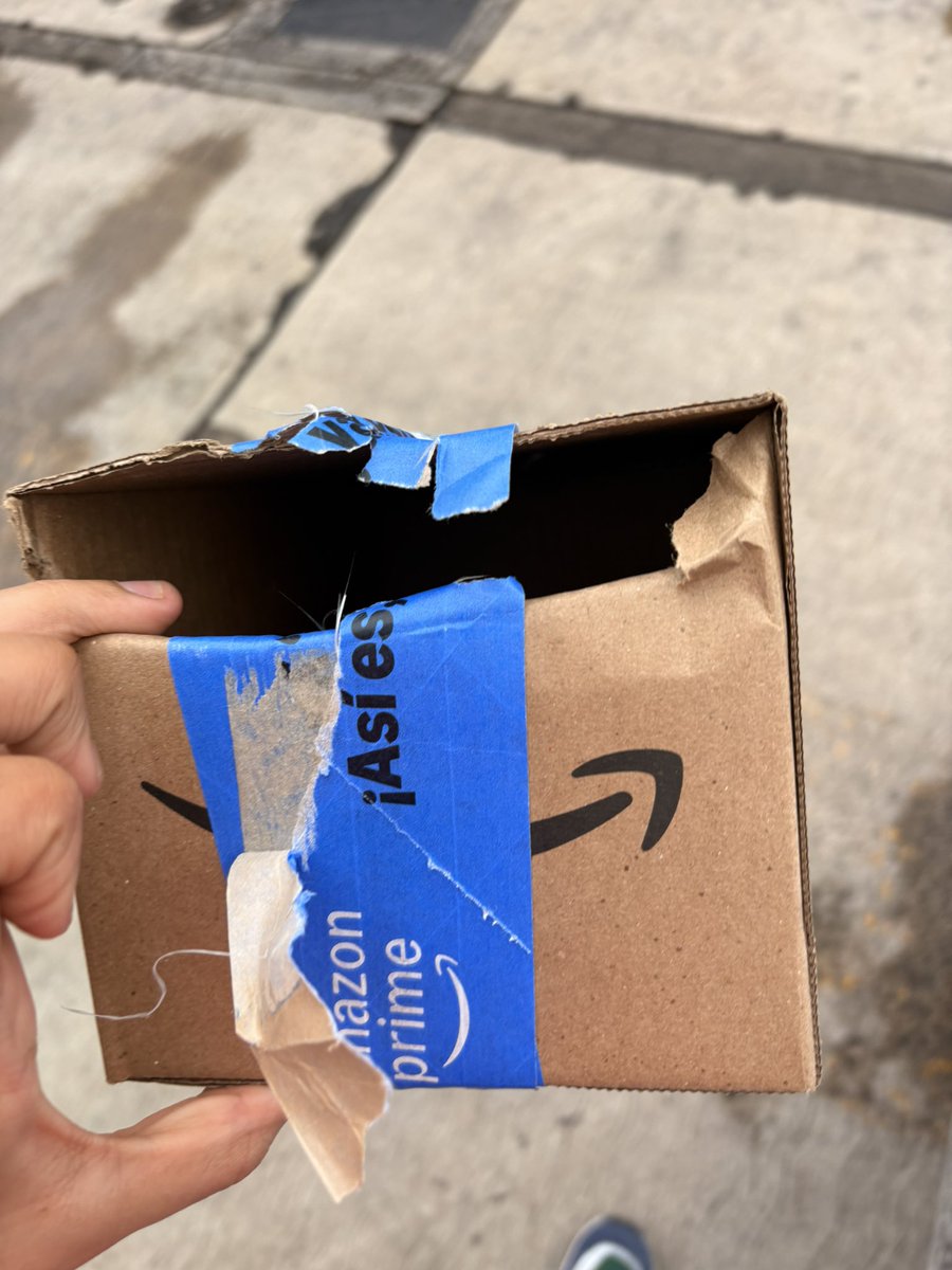 SauulFl's tweet photo. @PachucaVIVE @amazon @amazonmex @AmazonHelp @Profeco @AtencionProfeco Son de verdad una asquerosidad! No se quieren hacer responsables por la gente que subcontratan. 

Lo bueno fue que el paquete llegó a un #AmazonLocker. Si no hubiera sido así, se hubieran lavado las manos, porque igual me dijeron que el paquete salió bien de su localidad. https://t.co/4KROKwZd93