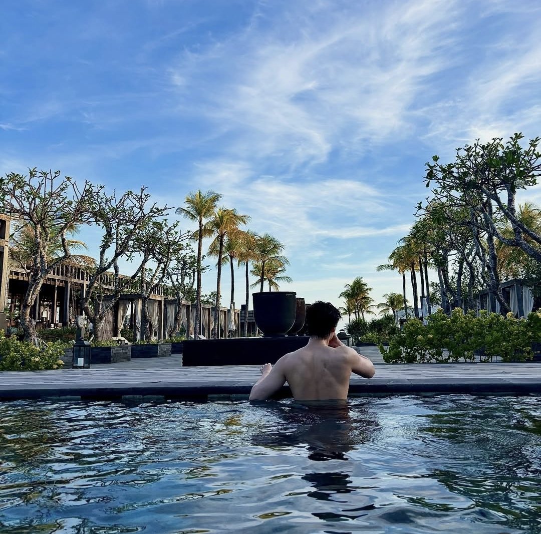 cintalibur's tweet photo. #LeeJongsuk Langsung Liburan ke Bali Setelah Kabar Putusnya?

Postingan Instagram Lee Jongsuk langsung rame lagi setelah kabar putusnya beredar. Banyak yang baru ngeh kalau beliau sempat upload foto lagi di Bali bareng beberapa orang yang kemungkinan besar adalah manajer atau stafnya.

Tapi tenangkan diri kalian guys, jangan keburu overthinking dulu. 😭🤚 

Foto-foto itu ternyata udah di upload dari tanggal 3 July kemarin, kok! Cuma gara-gara momennya pas banget sama kabar putus, netizen langsung pada ngecengin di kolom komentar.

Btw, sampai sekarang masih belum ketahuan nih Lee Jongsuk waktu itu ke Bali buat liburan, syuting, atau ada kerjaan lain. Ada yang tahu?
