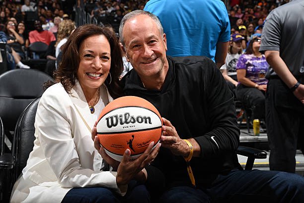 archivekamala's tweet photo. Date night for @KamalaHarris &amp; @DouglasEmhoff at the Chicago Sky x Los Angeles Sparks game in LA tonight. 🏀❤️

📸: Juan Ocampo https://t.co/Z4T5mx8Nsl