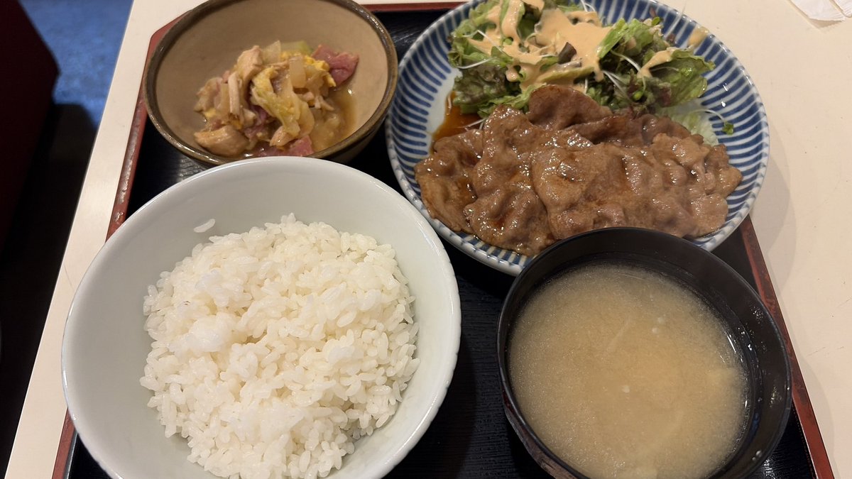 akane315's tweet photo. 生姜焼き定食
小鉢が良かった。キャベツ、ささみ、ハムの卵とじ。 https://t.co/A7f1QerCNQ