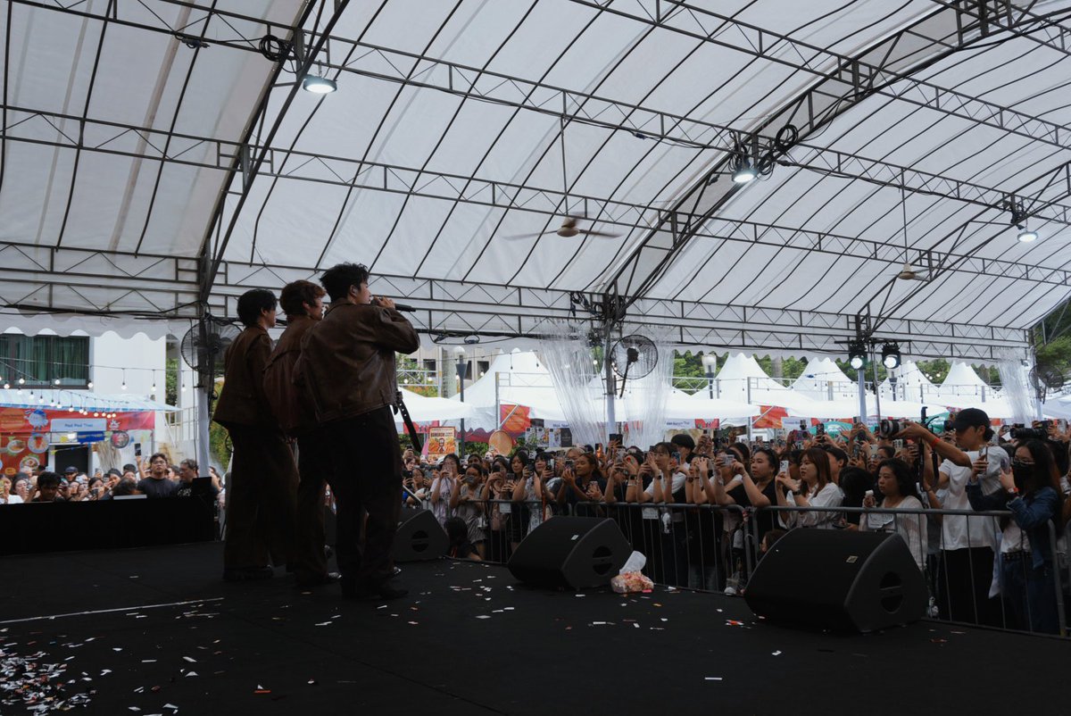 Hello_asian's tweet photo. ปังสุดๆ #GMMTV ส่งศิลปินฮอต “นนน” และวง “FLIO“

ขนเพลงฮิตเสิร์ฟความสนุกฟินเต็มร้อย ในงาน “Thai Festival in Singapore 2026”

 https://t.co/GQVTg49FyW

“GMMTV” คอนเทนต์โพรไวเดอร์ชั้นนำของเมืองไทย ส่งศิลปินไปสร้างความบันเทิงให้แฟนๆ ทั่วโลก ส่งเสริมชอฟต์พาวเวอร์ไทยอย่างต่อเนื่อง ล่าสุดส่งศิลปินหนุ่มสุดฮอต “นนน กรภัทร์” และวง “FLIO” (ฟลิโอ) ประกอบด้วย 3 หนุ่มสายโวคอลเสียงทรงพลัง “หลุยส์ ธณวิน, ฟอร์ด อรัญญ์, ฟลุ๊ค ณัฐนนท์” แท็กทีมบินตรงเข้าร่วมงาน “Thai Festival in Singapore 2026” จัดขึ้นโดย สถานเอกอัครราชทูตไทย ณ สิงคโปร์ เมื่อวันที่ 10 กรกฎาคมที่ผ่านมา ซึ่งในงานครั้งนี้ ศิลปิน “GMMTV” ขนเพลงฮิตไปโชว์พลังเสียง พร้อมกิจกรรมสนุกๆ อีกมากมายให้แฟนๆ ชาวสิงคโปร์ได้ฟินกันตลอดทั้งงาน และยังได้รับเกียรติจาก “นางวรพรรณี ดำรงมณี” เอกอัครราชทูต ณ สิงคโปร์ ให้เข้าพบพร้อมมอบของที่ระลึก ท่ามกลางบรรยากาศการต้อนรับสุดอบอุ่นอีกด้วย