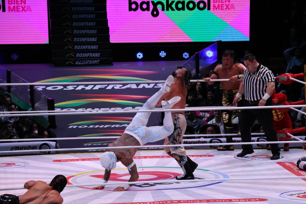 LaTijeraLucha's tweet photo. Triunfo contundente de #UltimoGuerrero, #VoladorJr e #IkuroKwon sobre #Templario,
#Titan y #FlipGordon, donde el importado lanza retos sobre el “Guerrero León”, quien recibe el apoyo del público del CMLL 🔥
#latijeraluchalibre https://t.co/iUkks8fLJC