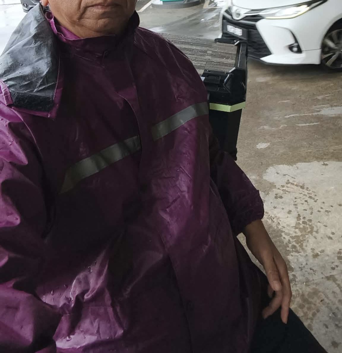 NorsinahAbu's tweet photo. 5.18pm.

Ada yang mesej di FB, naik motor bawah hujan dari Kempas ke JB untuk undi. Wife beliau sakit maka tidak dapat hadir, semoga cepat sembuh. Ada yang mesej di IG nak jumpa bila-bila. Ada yang mesej di Tiktok kata telah ajak seluruhhh keluarga turun undi. Sebak baca, saya https://t.co/TfCvvkeHHQ